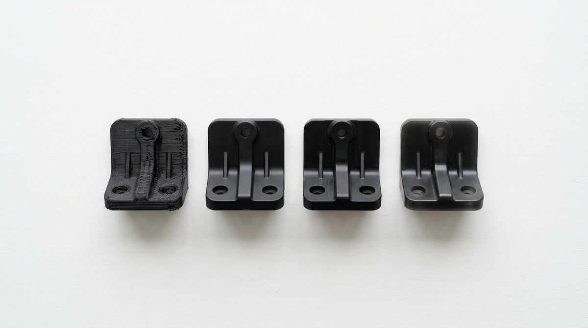 Vier ABS-Kunststoffbauteile im Vergleich – Kostenvergleich Fertigungsverfahren: 3D-Druck, Spritzguss, CNC und Vakuumguss